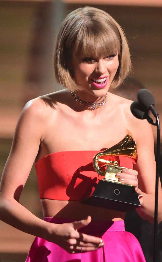 rs_634x1024-160215202926-634-taylor-swift-accepting-award-show-21516