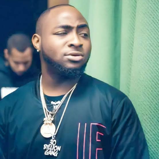 Davido Allegedly Punches A Fan For Trying to take Pictures With Him (SEE VIDEO)